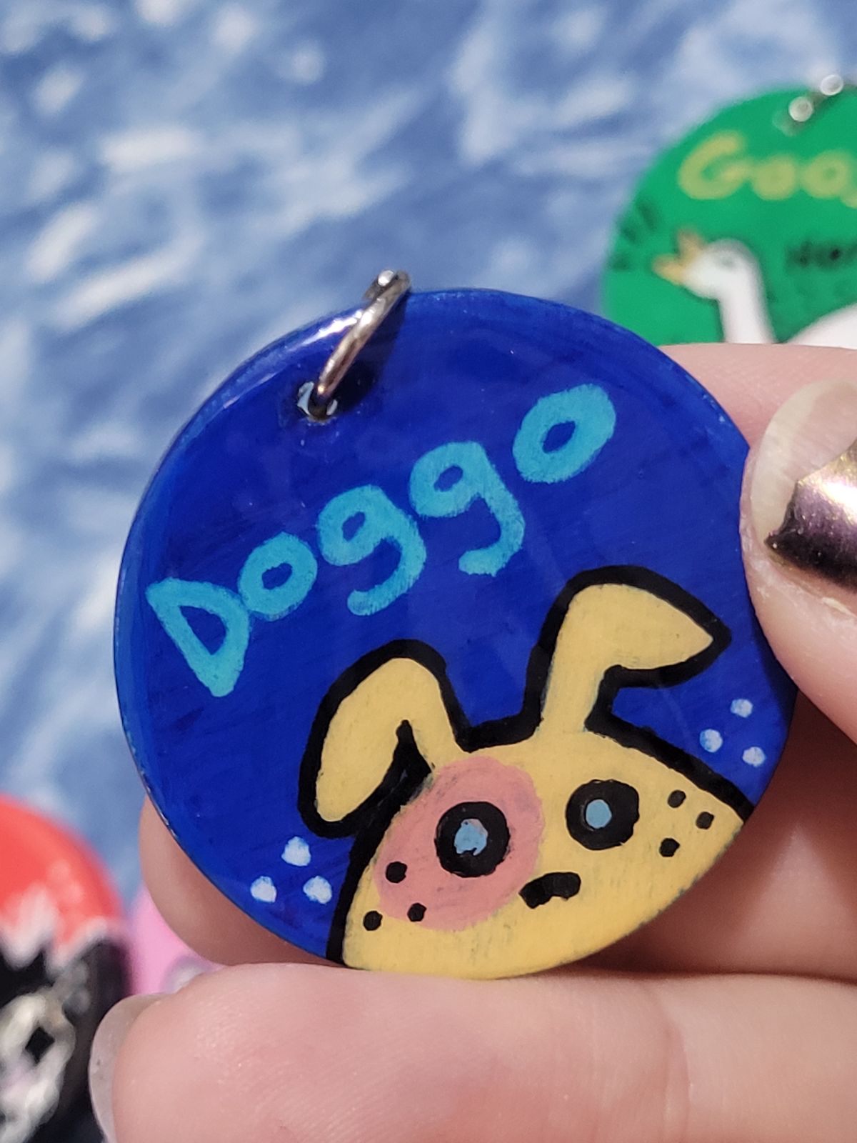 Cute dog badge with the word 'Doggo'.